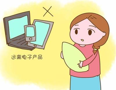爱玩手机的妈妈坐月子时请放下手机 伤眼睛只是冰山一角，更大的隐患让人后怕